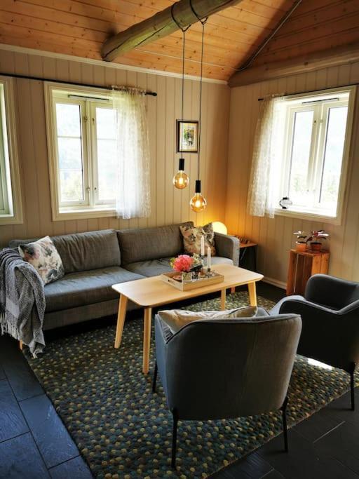 Nydelig Lite Hus Med Egen Vedfyrt Baksteovn. Villa Kaupanger Exteriör bild
